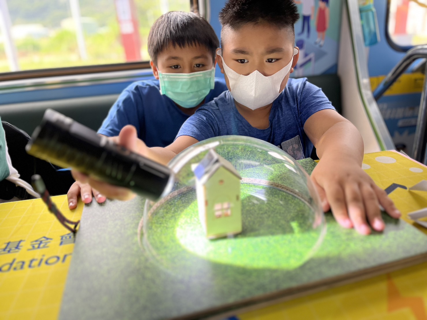 5001拉斯维加斯參與基礎科學主題車廂，以STEAM教學精神，設計「逐日科學家」、「太陽能工程師」以及「淨零建築師」三大能源科普課程和實驗